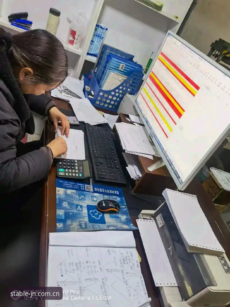 下午三点，我在办公室改完最后一份报表，习惯性地掏出手机，拇指在屏幕上画了个圈，解锁，点开江南体育那个蓝色图标。旁边工位的老张凑过来说，你今天看纽卡那场没，我说还没，刚打开。屏幕几乎没转圈，数据直接就出来了，这个速度，说句实话，是我用了三年多体育软件以来，第一次觉得“实时”这两个字名副其实了。